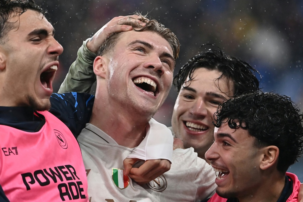 Napoli triunfa fora de casa frente ao Genoa por 3-2 e reforça terceiro lugar no campeonato italiano