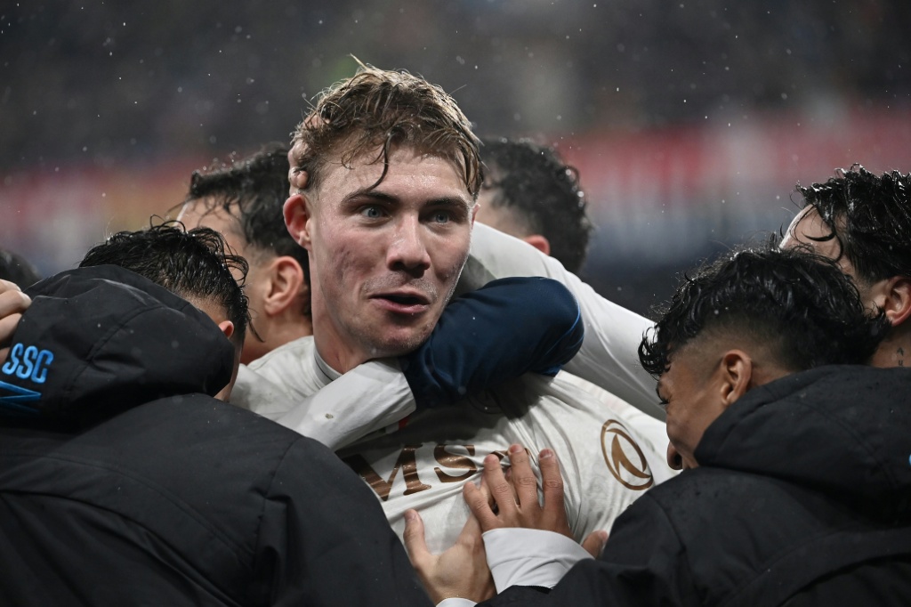 Hojlund jadi pahlawan saat Napoli raih kemenangan tipis di Genoa