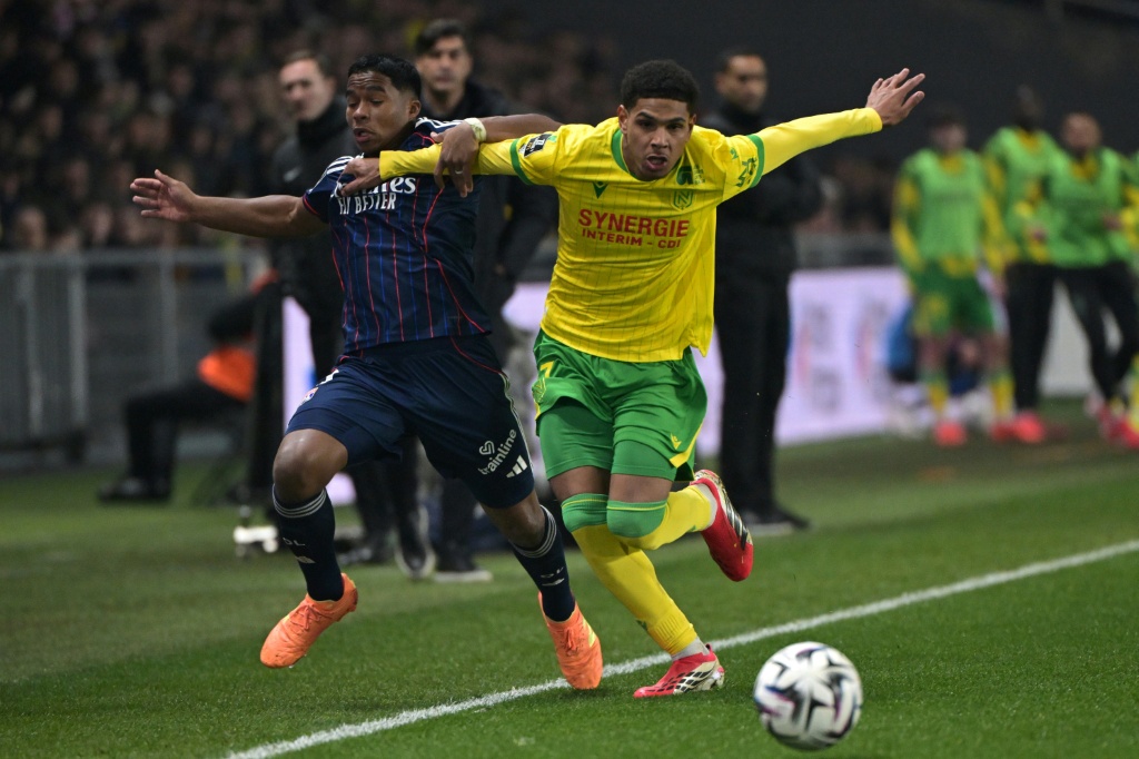 Ligue 1 Lyon s'installe sur le podium après sa victoire à Nantes malgré le rouge d'Endrick