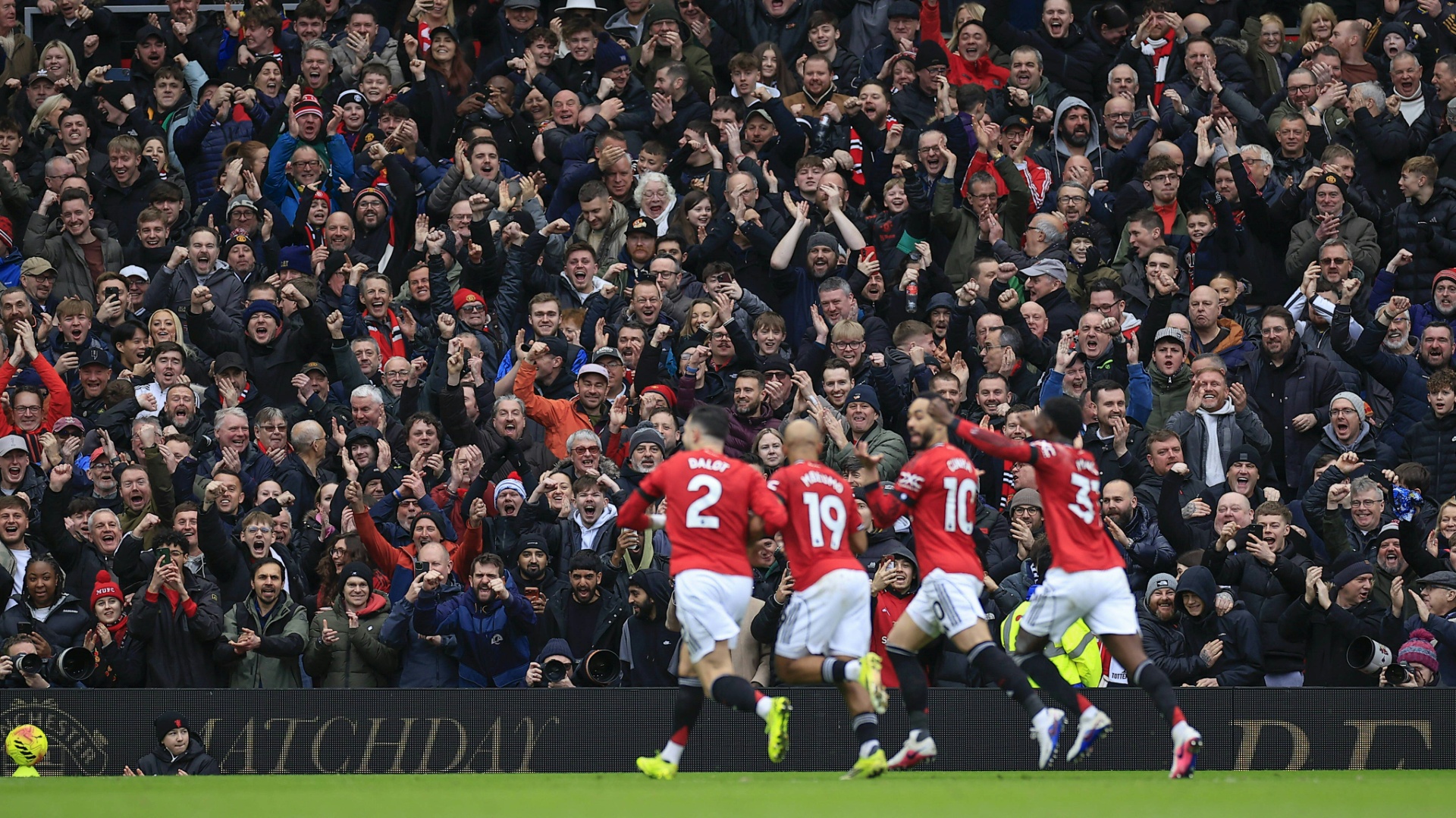 "Schere naht": ManUnited plant Befreiung für verklebten Fan