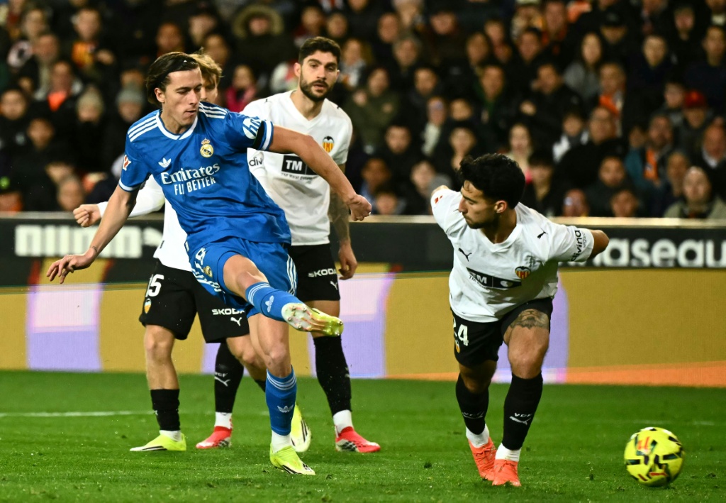 Real Madrid Reduce Deficit to Barcelona After Hard-Fought Victory Over Valencia