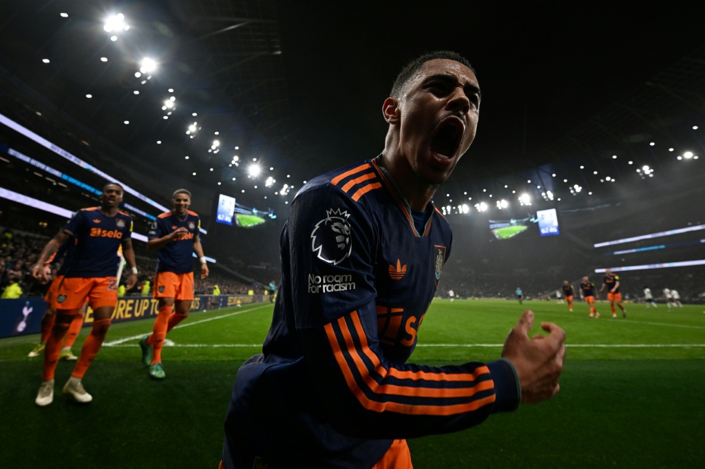 El Newcastle vence al Tottenham y amenaza el cargo de Frank