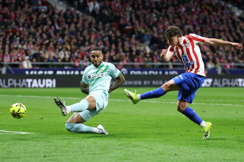 Atlético de Madrid enfrenta o Barça na Copa do Rei com Julián Álvarez e relva sob escrutínio