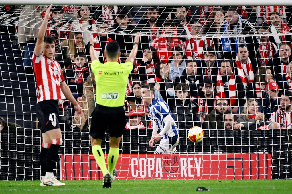 Real Sociedad derrota Athletic Bilbao por 1-0 e ganha vantagem na semifinal da Taça do Rei