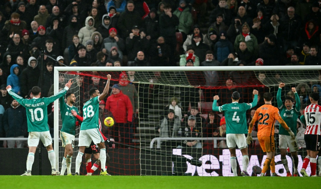 Van Dijk condanna il Sunderland e rilancia le ambizioni del Liverpool per la Champions League