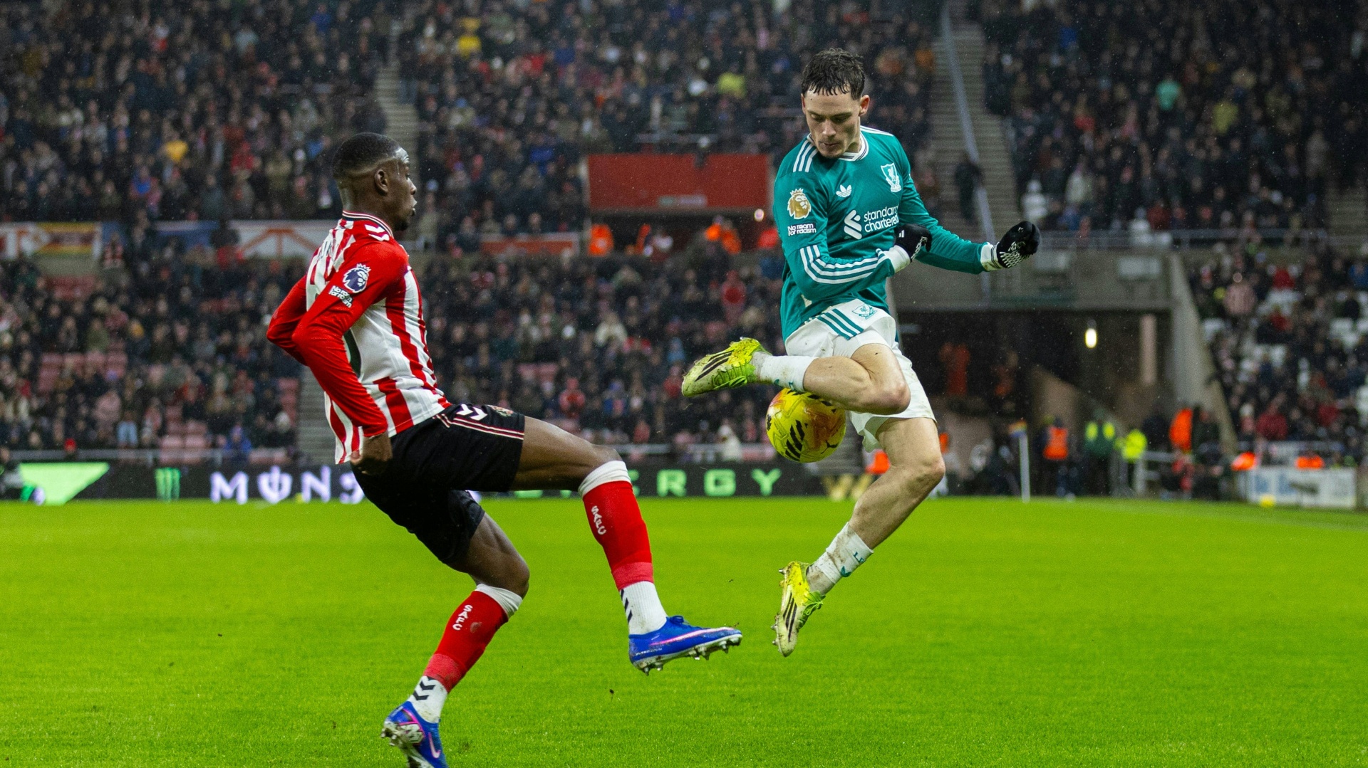 Liverpool triumphiert Manchester City übt Druck aus