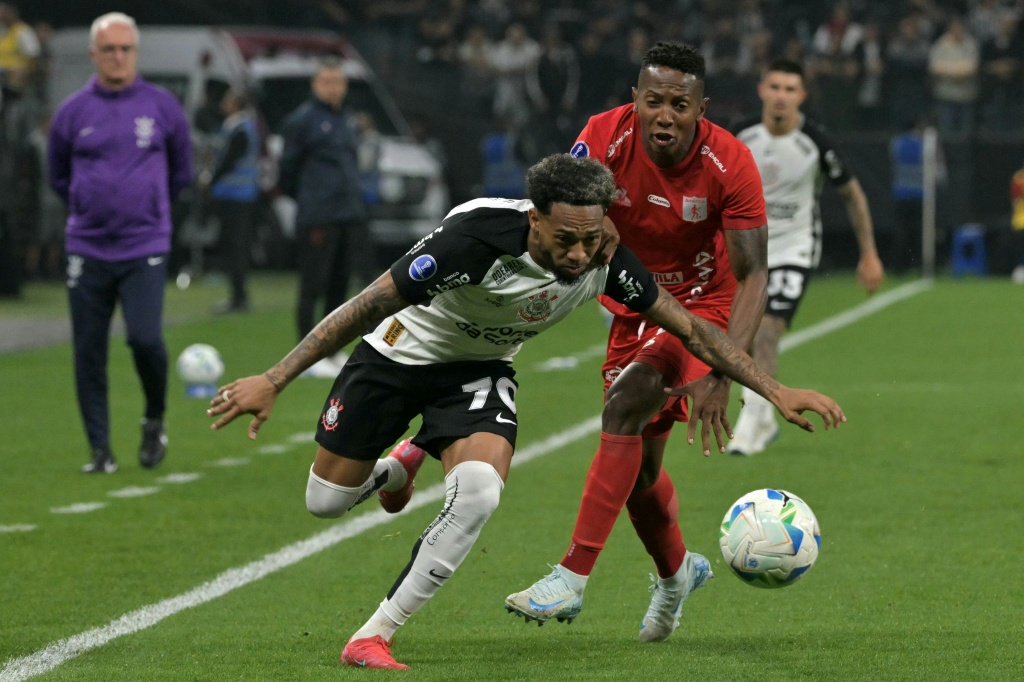 Corinthians anuncia fim de contrato com José Martínez por indisciplina