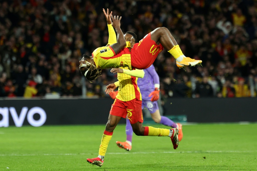 Ligue 1 Allan Saint Maximin acclamé à Bollaert dès ses débuts