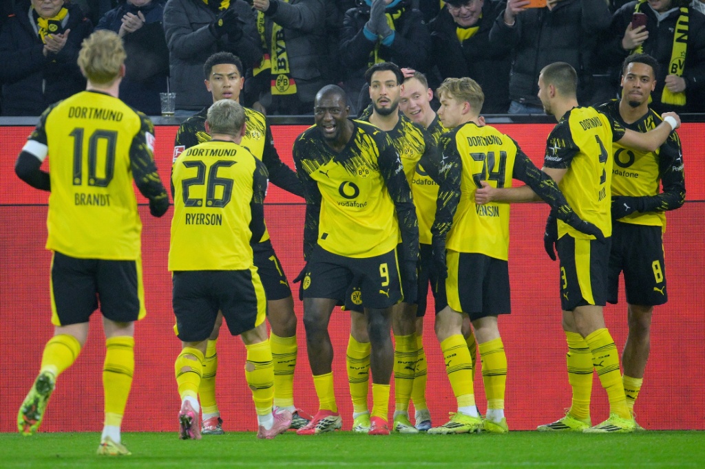 Dortmund avanza en su caza al Bayern con amplia victoria sobre el Maguncia