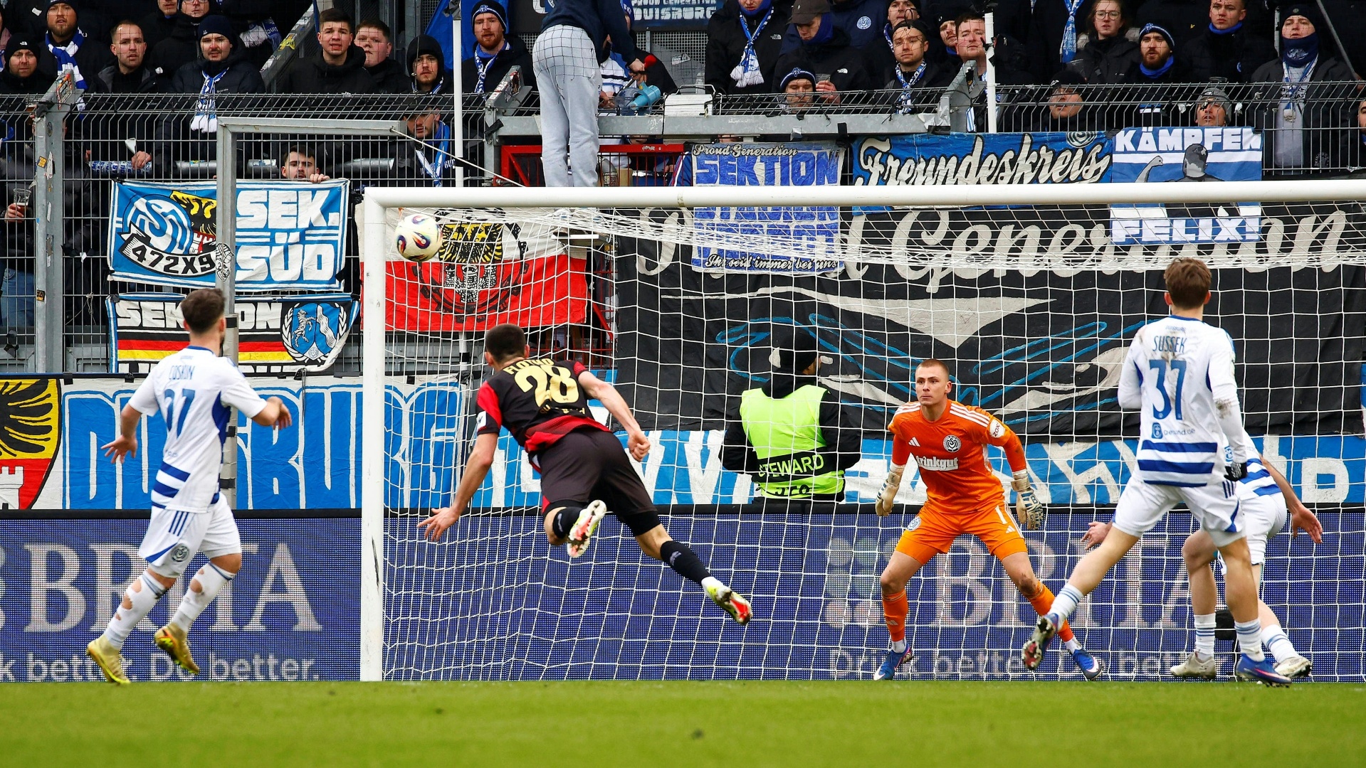 Duisburg erleidet klare Niederlage Verl übernimmt Spitzenposition