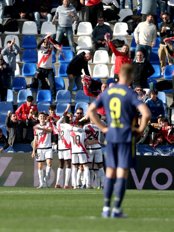 Atlético de Madrid é derrotado pelo Rayo por 3-0 e fica sem chances reais no título da Liga Espanhola