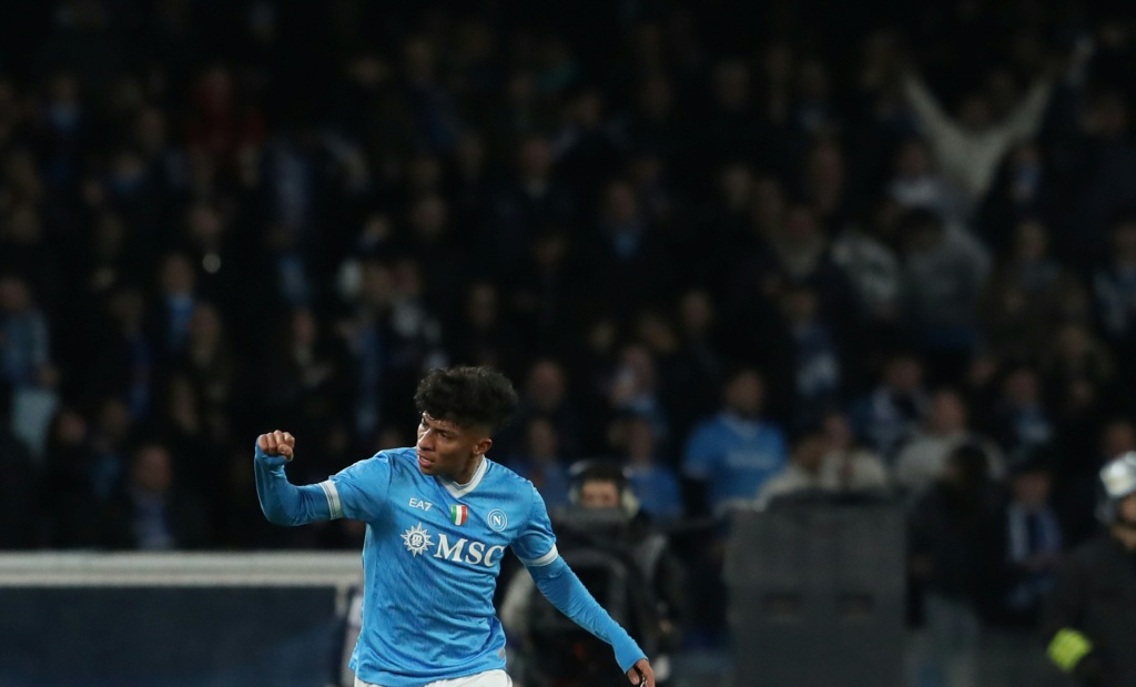 Napoli Malenin Roma yı iki kez öne geçirmesine karşın puanı kopardı