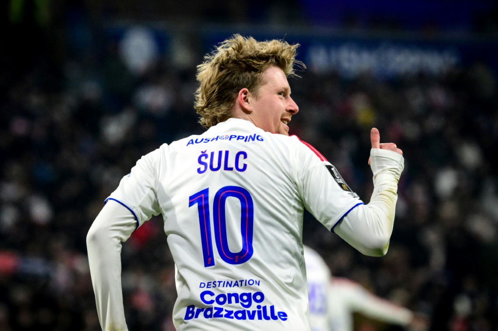 Lyon derrota Nice por 2-0 e alcança a 13.ª vitória seguida