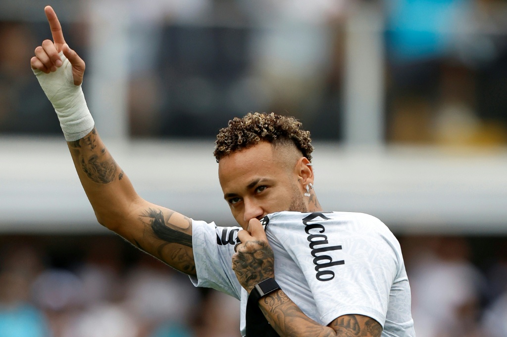 Neymar regressa aos relvados na vitória esmagadora do Santos após operação ao joelho