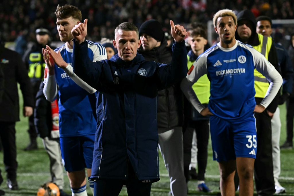 Brentford encerra a jornada surpreendente do modesto Macclesfield na Taça de Inglaterra