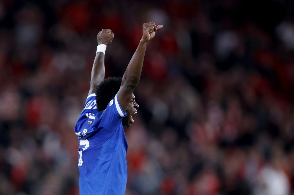 Vinícius denuncia racismo en el campo, Real Madrid y PSG miran a octavos de la Champions