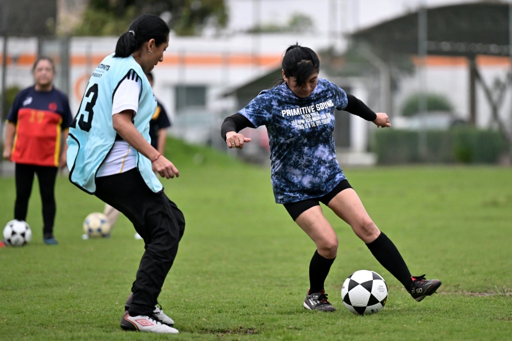 Nunca es tarde: el balompié femenino supera los prejuicios sobre la edad en Ecuador