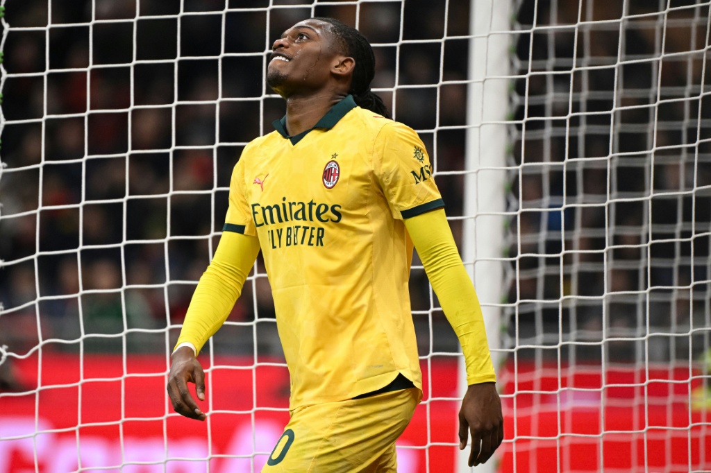 Milan iguala frente ao Como no seu terreno e afasta-se da Inter no topo