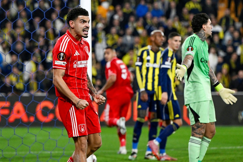 Forest triunfa sobre o Fenerbahçe com gols de brasileiros por 3 a 0 e avança rumo às oitavas da Liga Europa