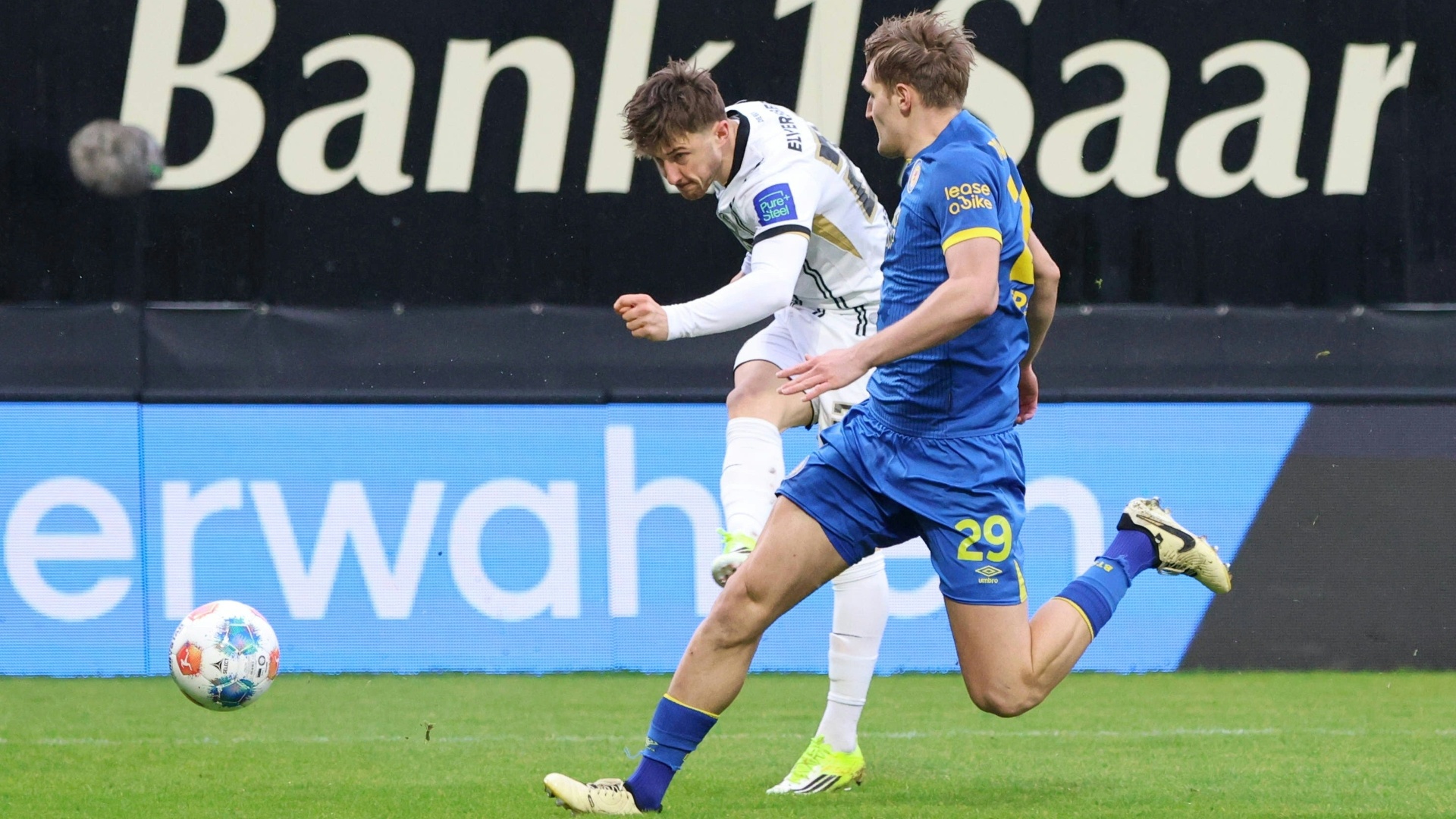 Elversberg steigt auf Relegationsrang