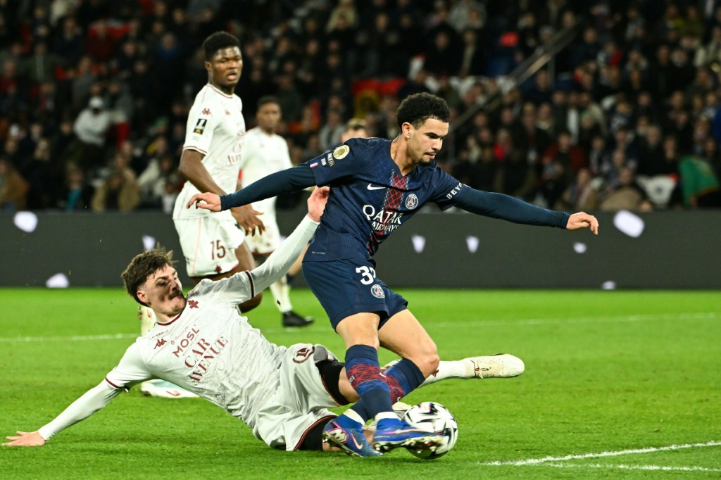 Ligue 1: Lens sombre face à Monaco, le PSG récupère la pole position