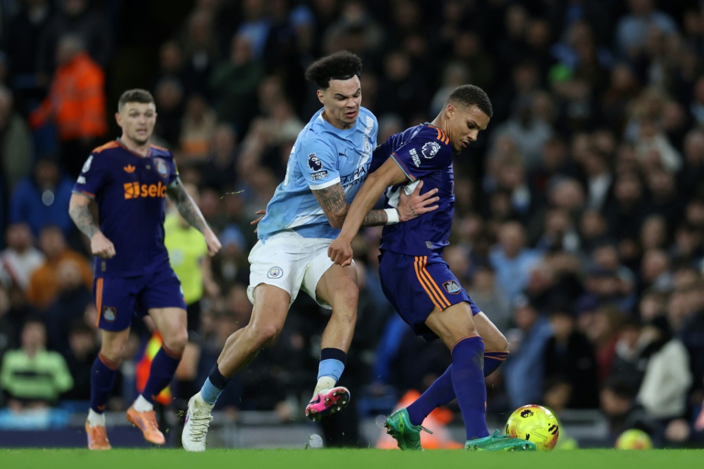 Manchester City derrota al Newcastle y acecha al Arsenal en la Premier League