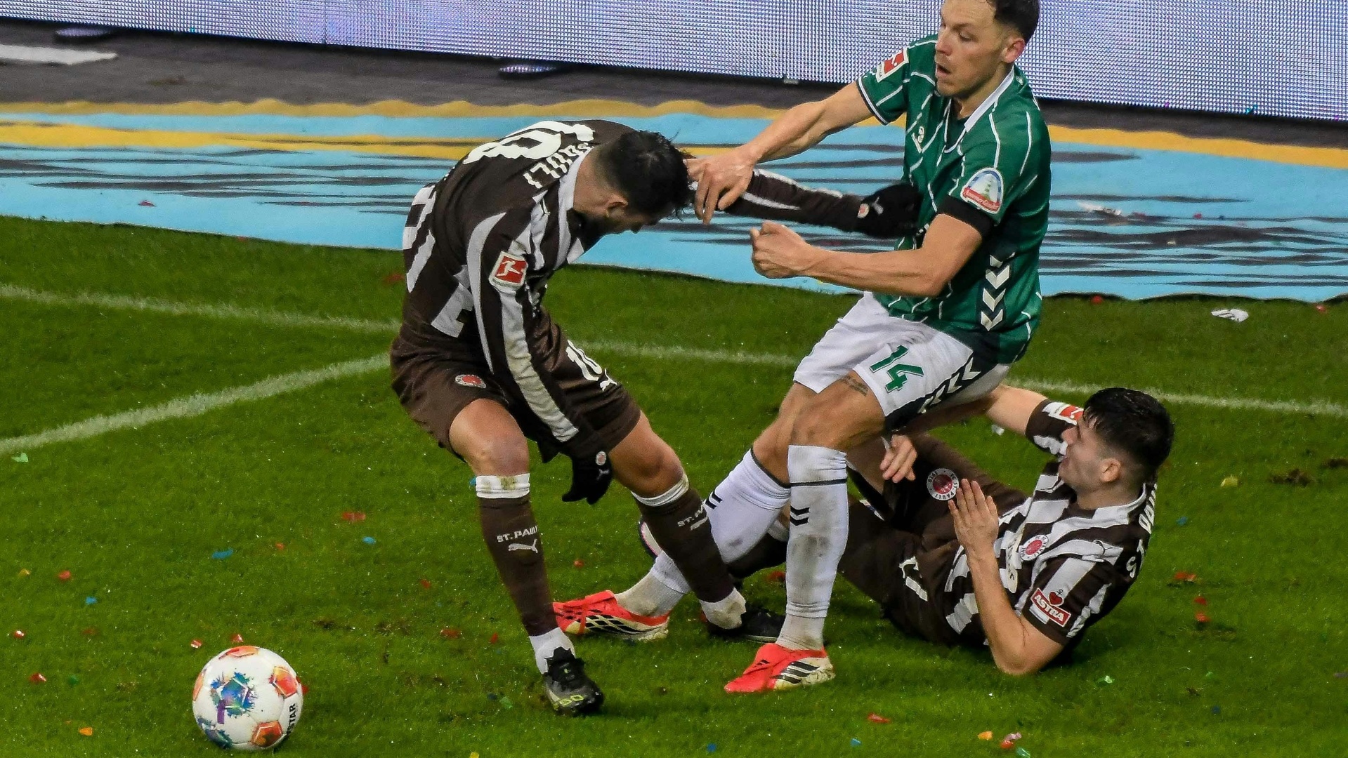 Werder gerät ins Straucheln St Pauli siegt in hartem Abstiegskampf