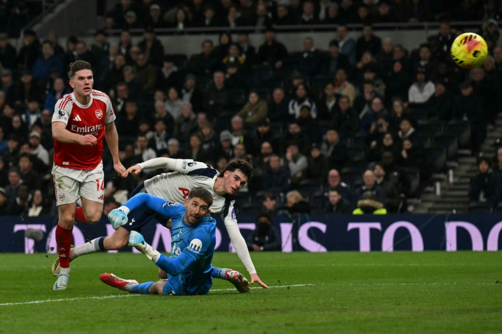 Arsenal disipa sombras al imponerse en el derbi frente al Tottenham