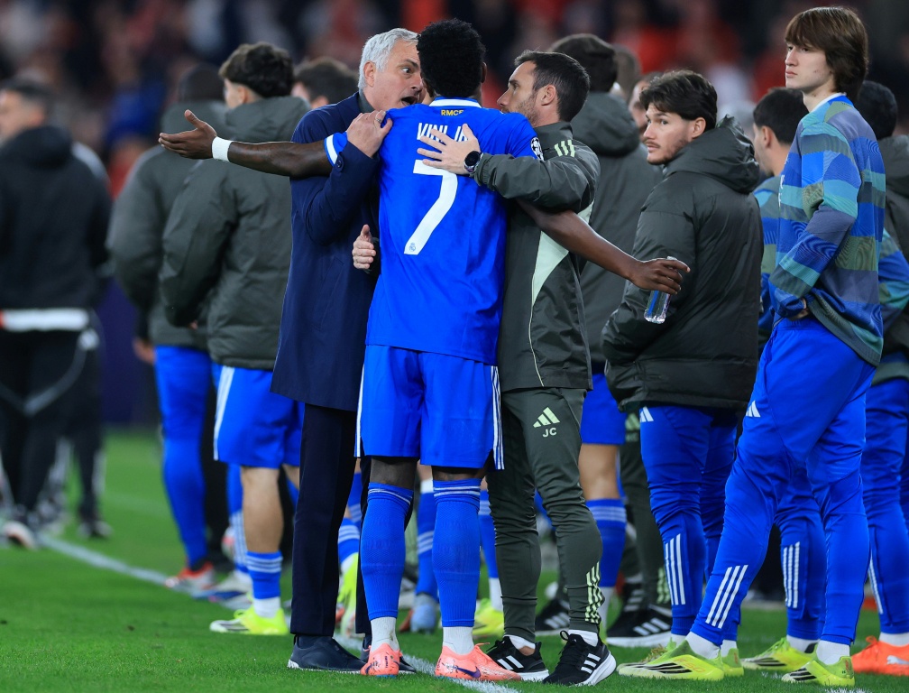 Mourinho's terugkeer naar Bernabéu verstoord door schorsing en racisme-incident