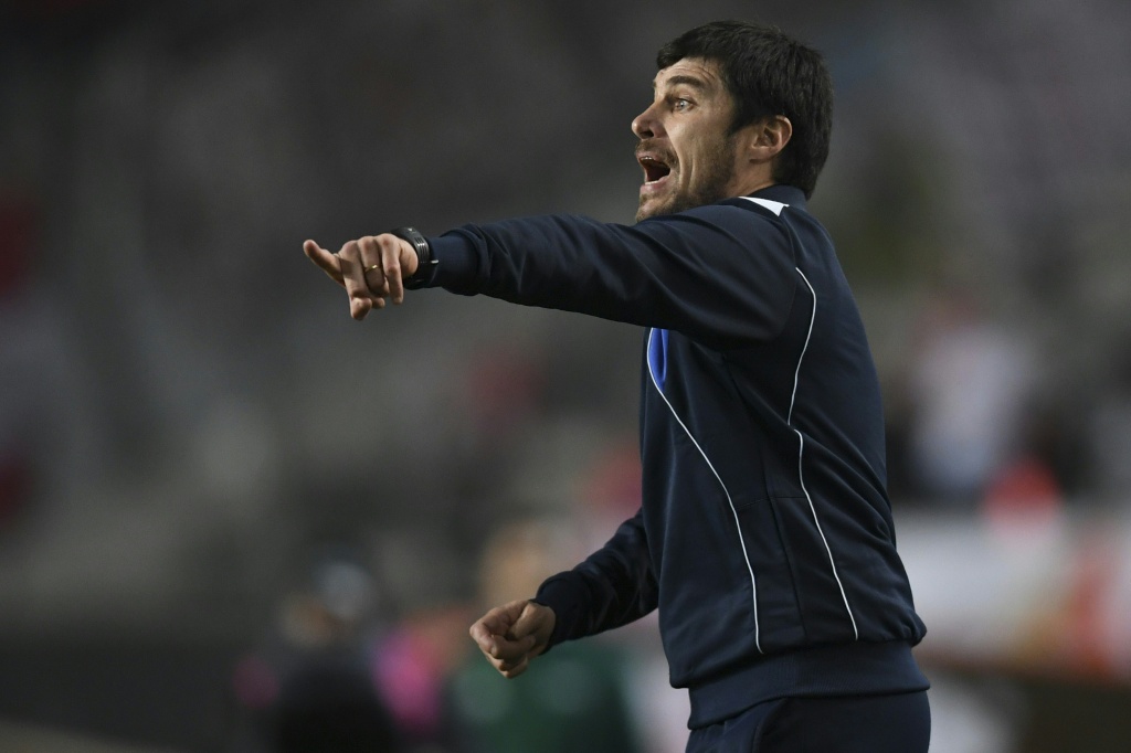 Estudiantes de La Plata da la bienvenida al uruguayo Cacique Medina como nuevo director técnico