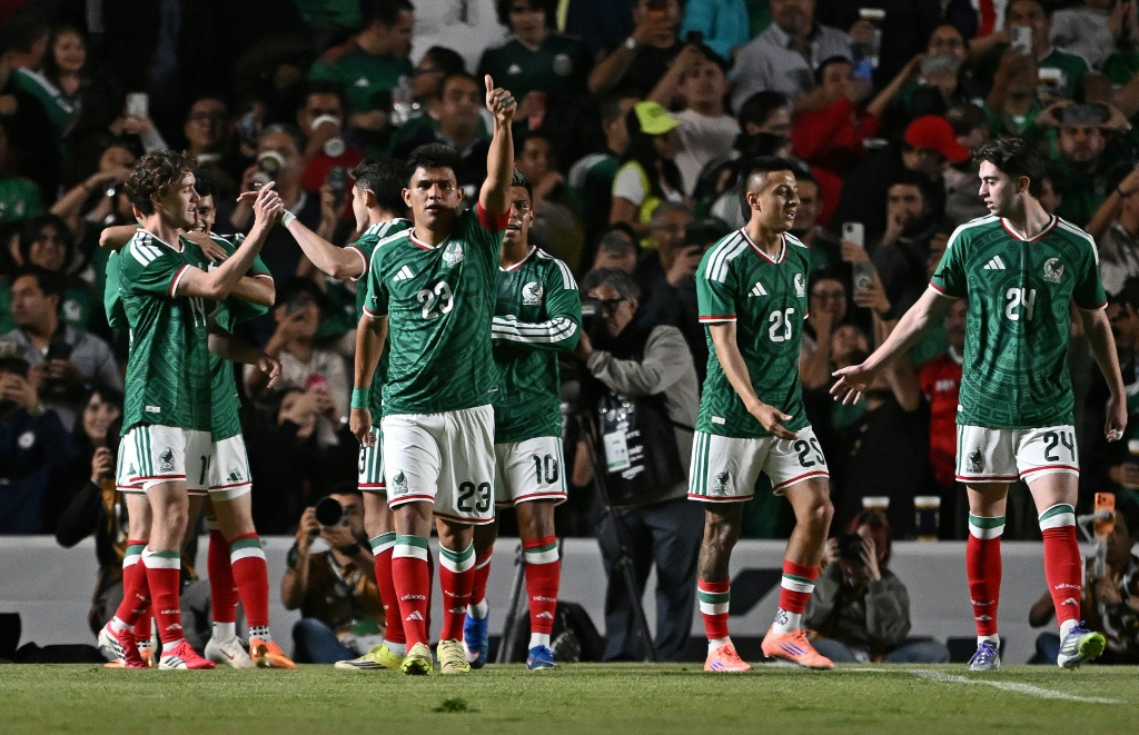 México derrota por 4-0 a Islandia en encuentro de preparación para el Mundial y rinde tributo a sus fuerzas armadas