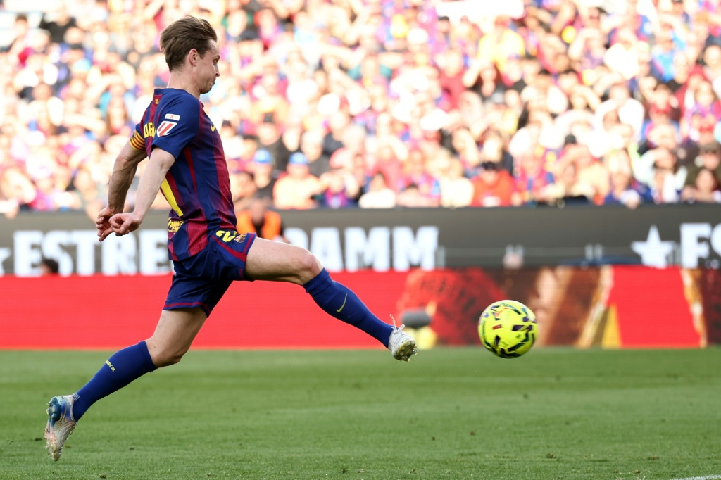 Frenkie de Jong lesiona músculo e desfalcará Barcelona por mais de um mês