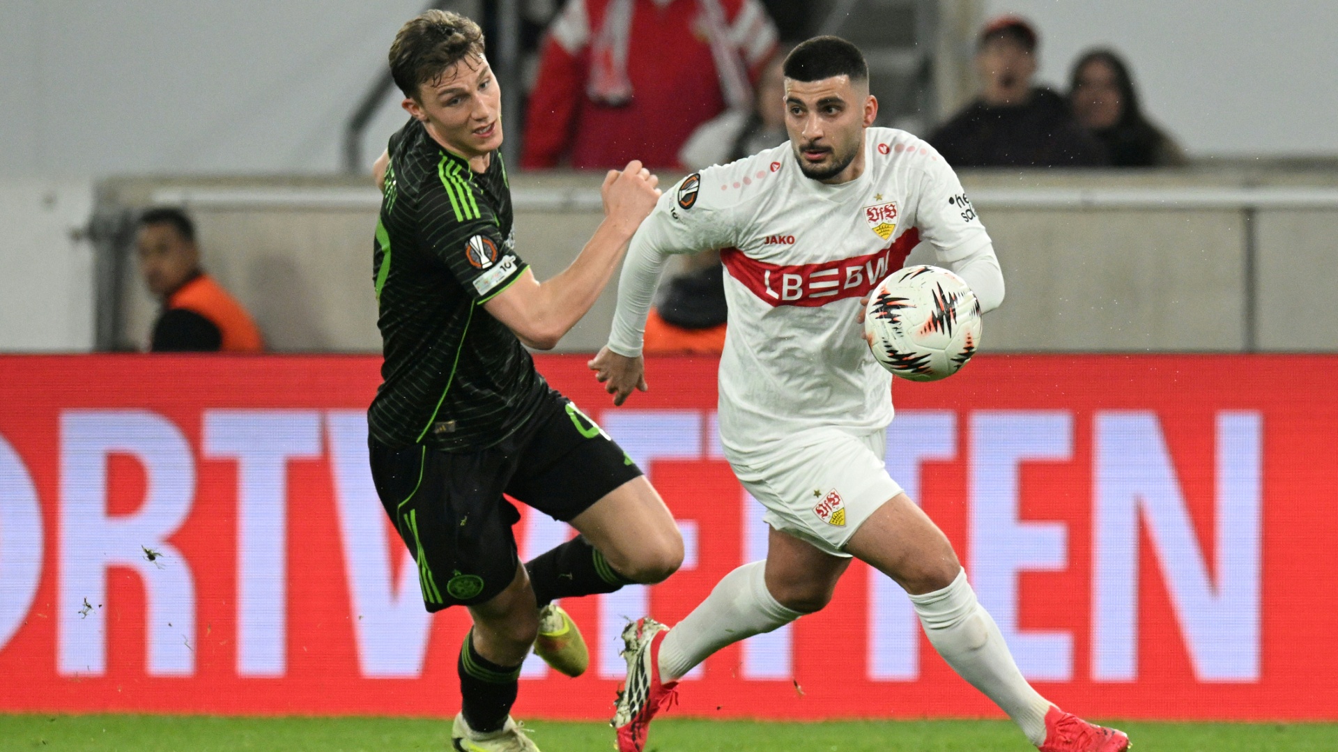 VfB Stuttgart uebersteht Niederlage und erreicht Achtelfinale