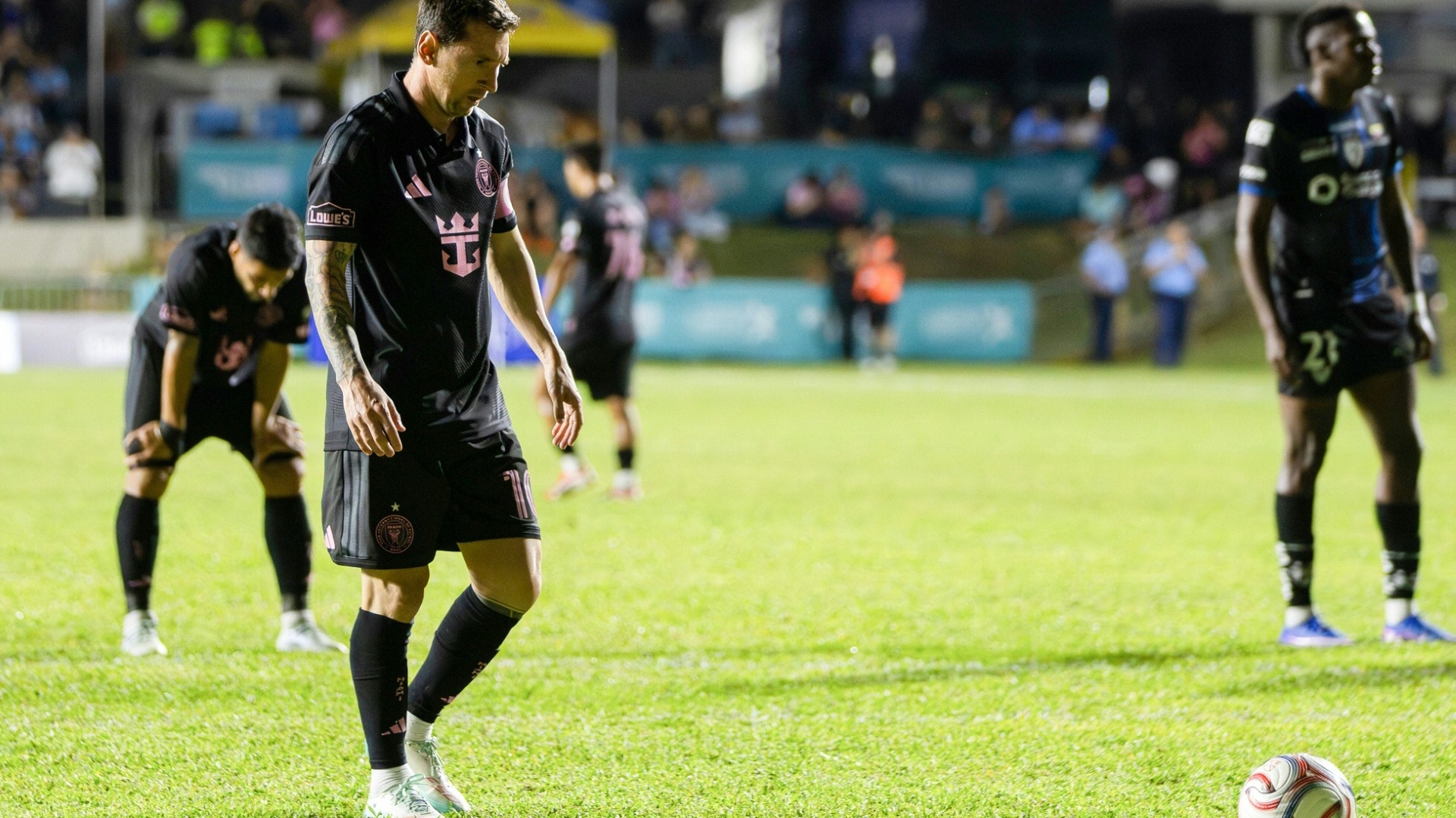 Messi umgestoßen: Aufregende Vorfälle bei Spiel in Puerto Rico