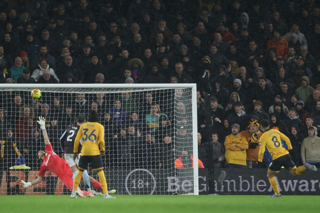 Wolverhampton na última posição derrota Aston Villa com golo de João Gomes