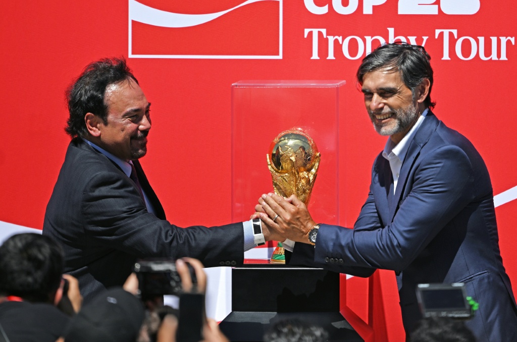 Taça do Mundial da FIFA chega ao México para começar tournée em Guadalajara após surto de violência