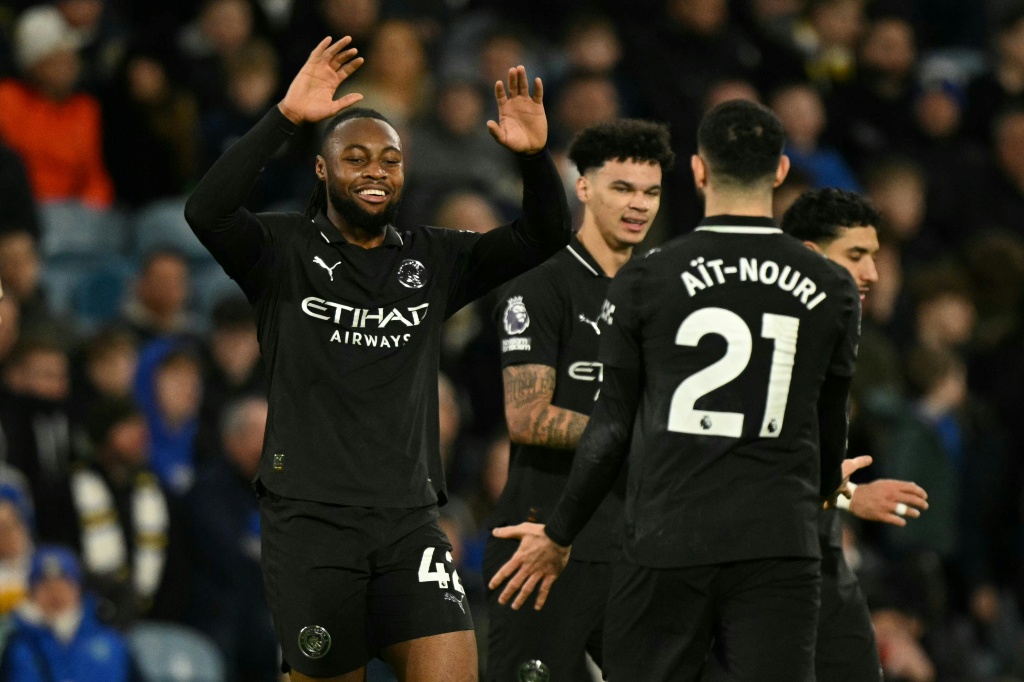 El Manchester City gana en Leeds y aprieta al Arsenal antes de su clásico