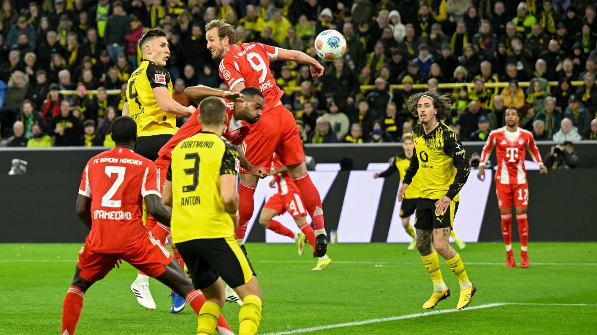 Schlotterbeck gesteht Glück im Foul gegen Stanisic