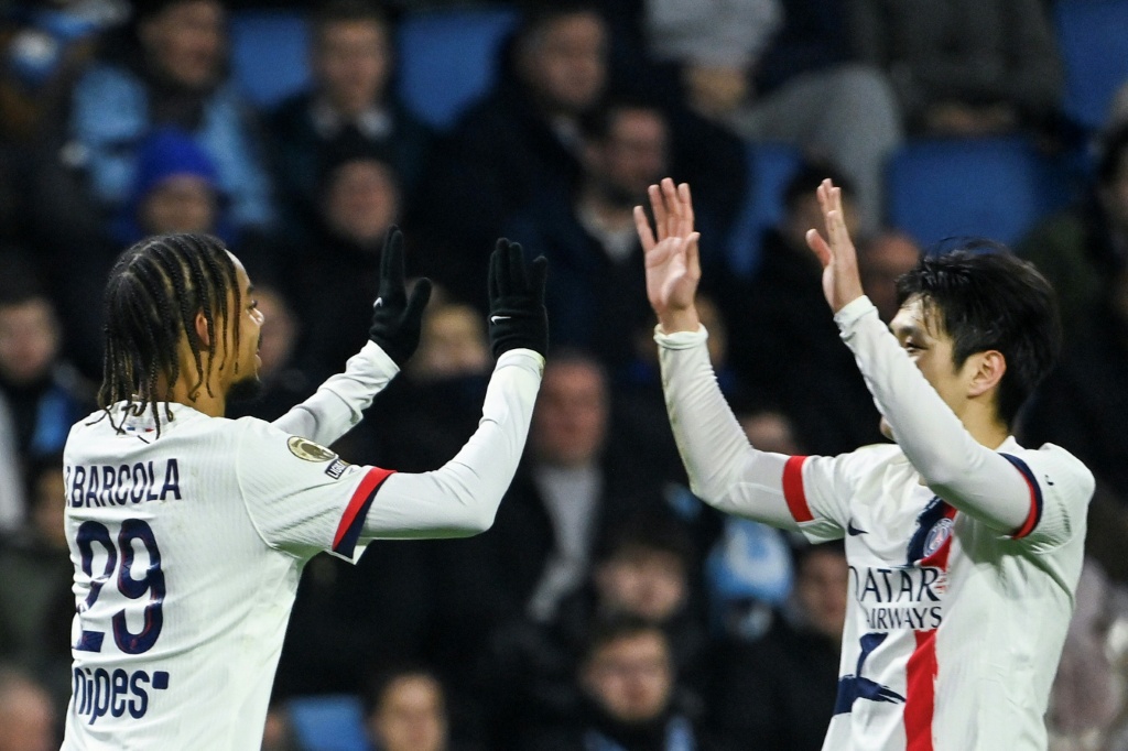 Barcola ayuda al PSG a distanciarse como líder