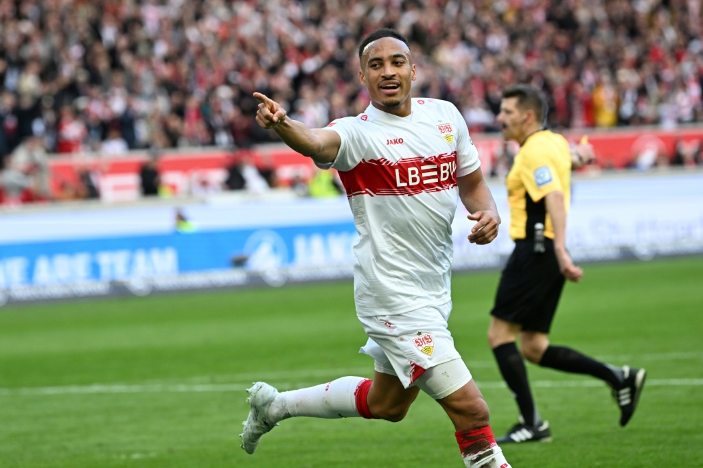 Leweling Scores Twice as Stuttgart Demolish Woeful Wolfsburg