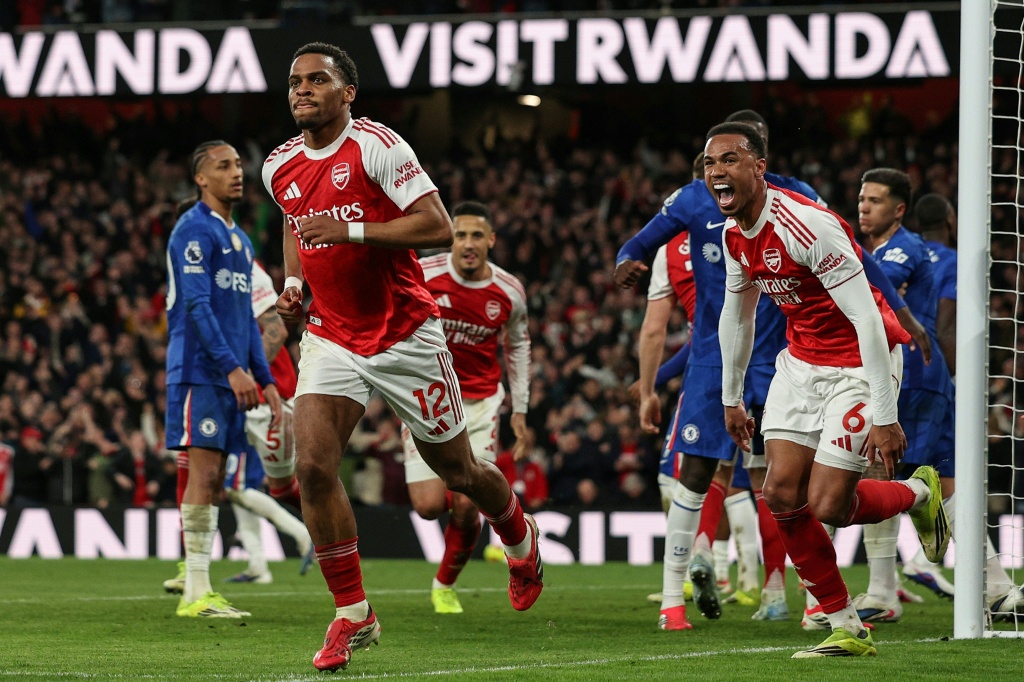 Arsenal domina los saques de esquina y se acerca al titulo de la Premier League al vencer al Chelsea