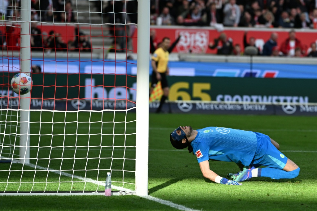 Stuttgart vapulea al Wolfsburg y empata al Hoffenheim en el tercer puesto