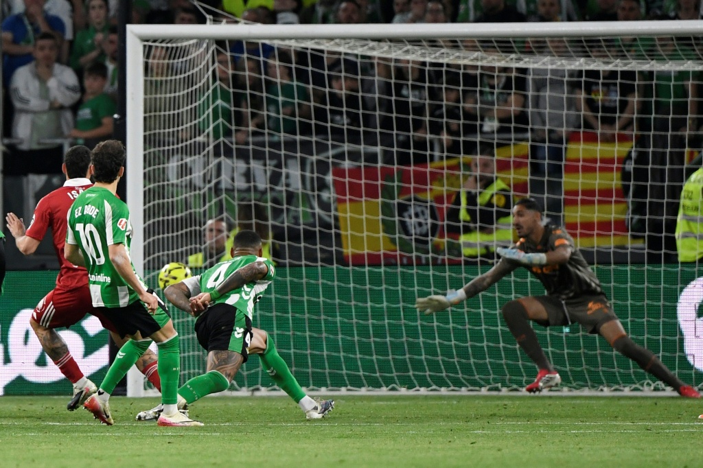 Antony faz golo de bicicleta porém Betis permite empate face ao Sevilha (2-2) no derby da Andaluzia