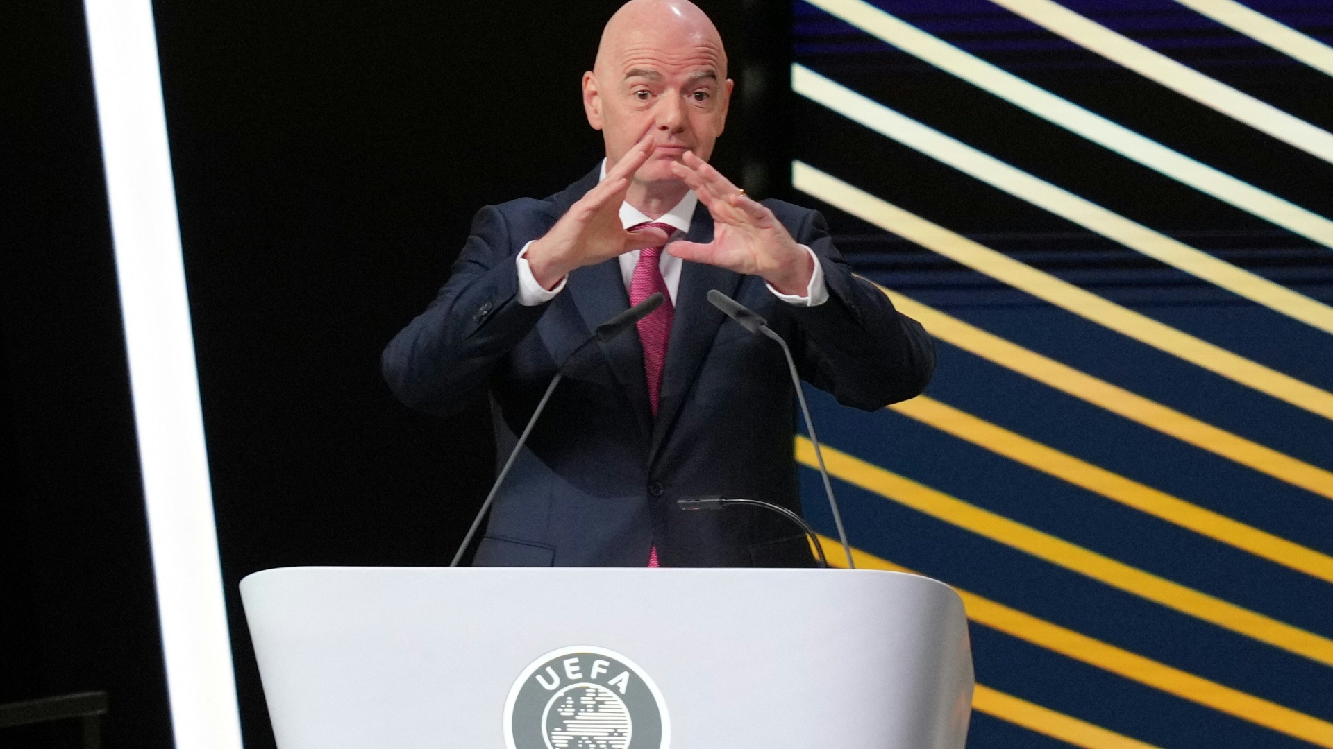 Infantino: Rote Karte bei Mundbedeckung?