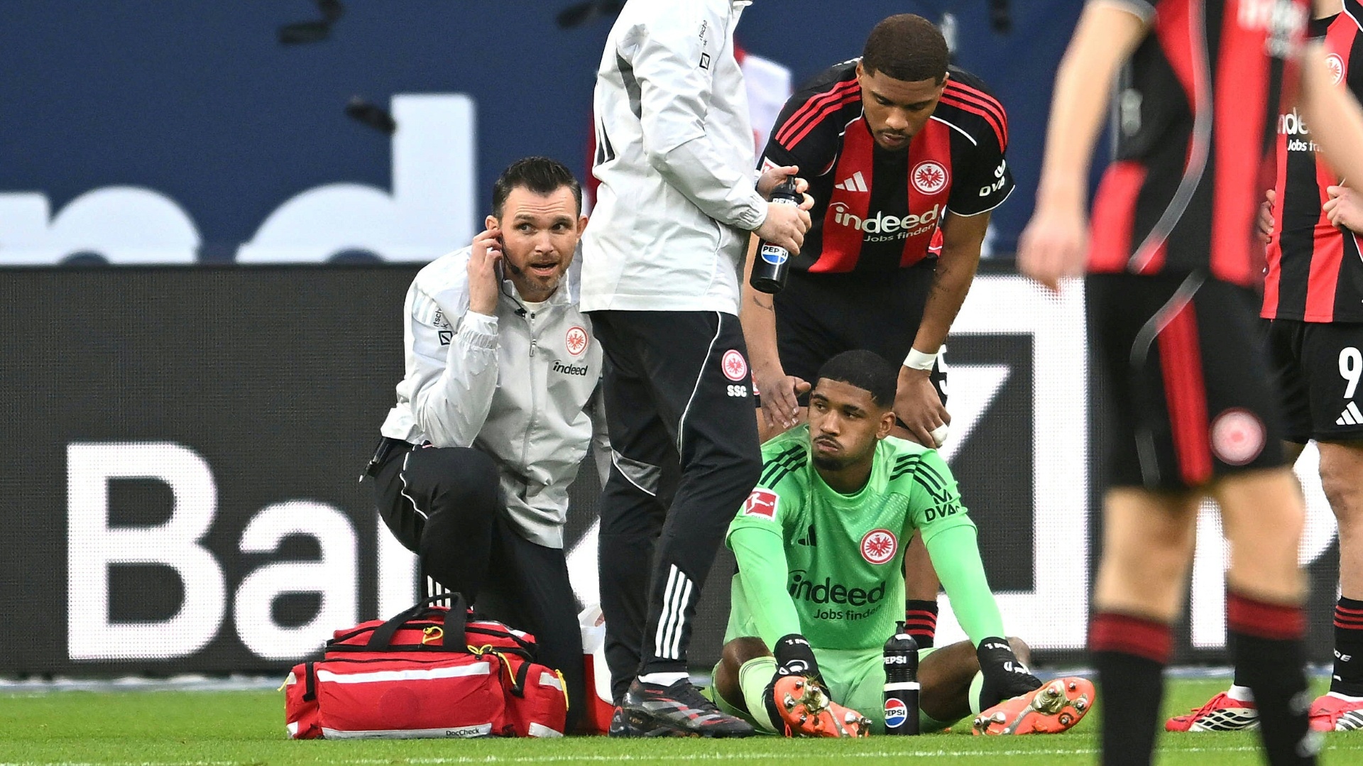 Innenbandverletzung: Eintracht Frankfurt mehrere Wochen ohne Torhüter Santos