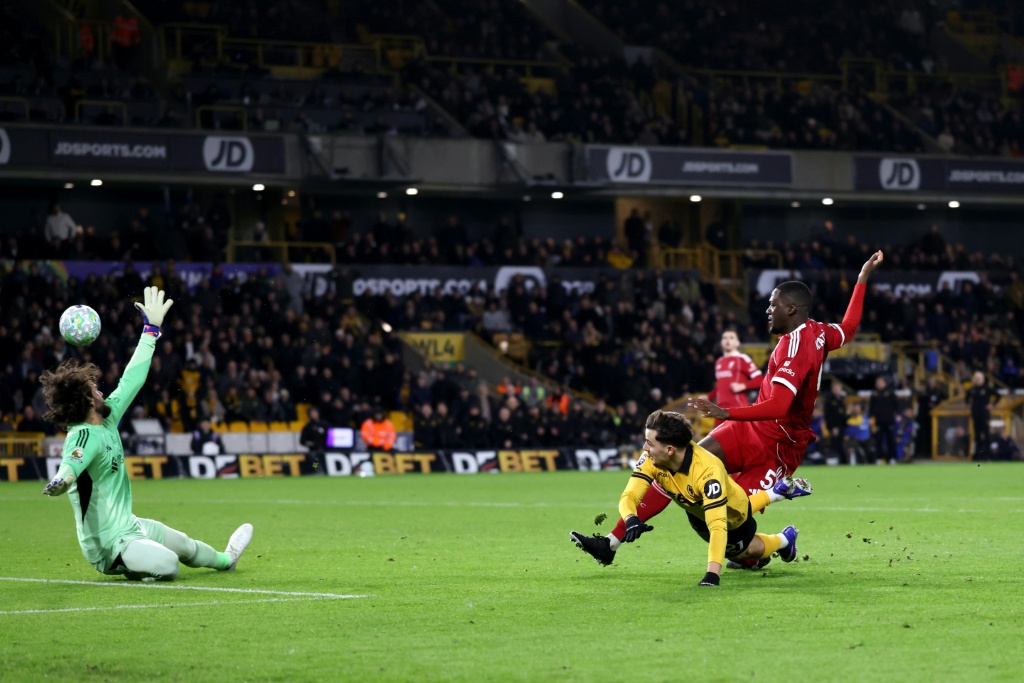 Angleterre Liverpool surpris par les Wolves