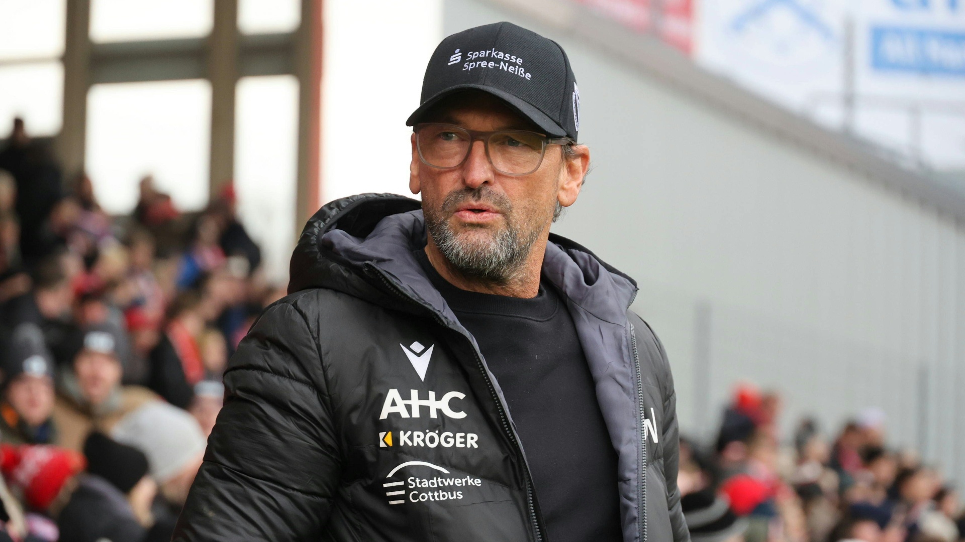 Rassismus im Stadion: Wollitz fordert Konsequenzen und Spielabbruch