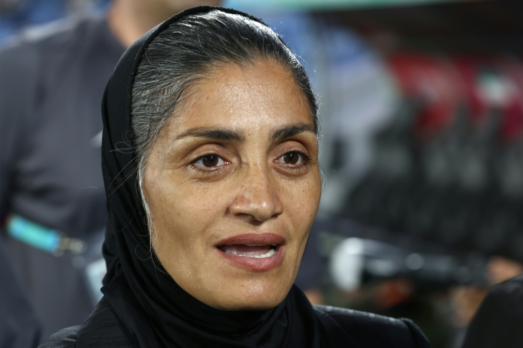 El equipo femenino de Irán, extremadamente angustiado por sus parientes en la nación