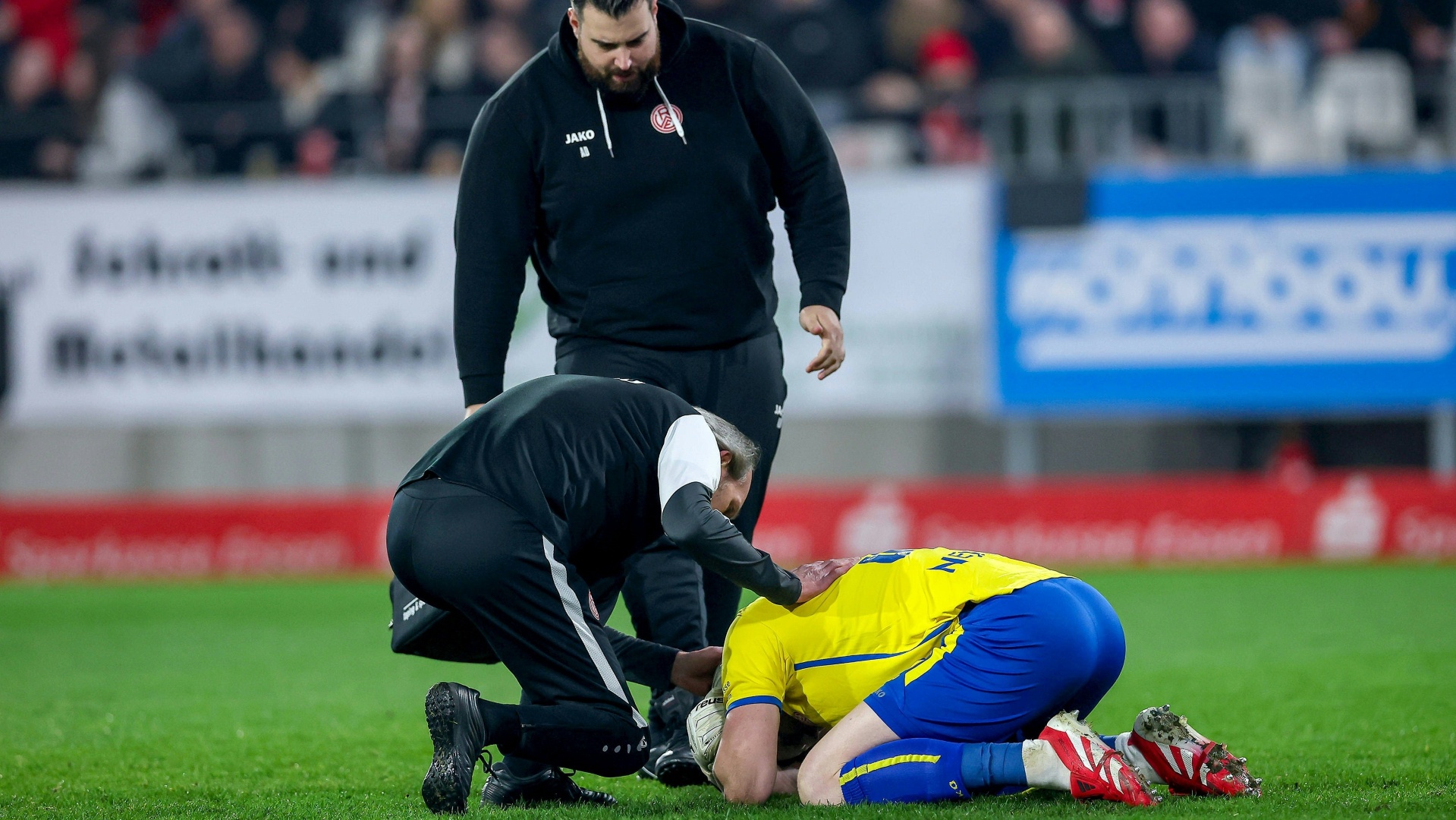 Torhüter Wienand von Essen durch Böllerwurf verletzt Spiel pausiert