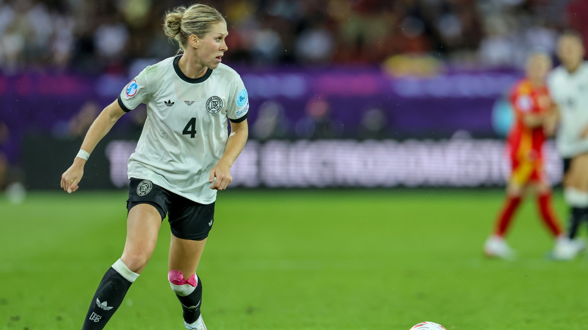 Viele Schürfwunden: Knaak ist Kunstrasen bestens vertraut